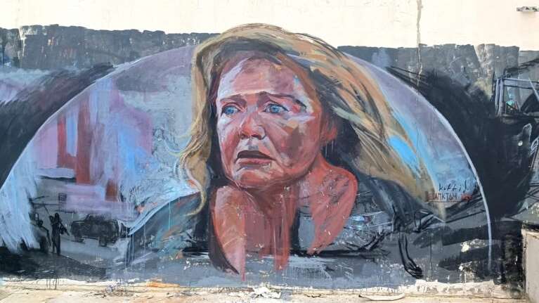 Συγκλονιστικό γκράφιτι με το πρόσωπο της Μαρίας Καβογιάννη για την έμφυλη βία