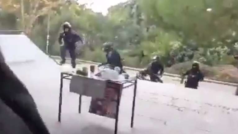 Πολυτεχνείο: Η αστυνομία απομακρύνει τους καταληψίες της Πρυτανείας [βίντεο]