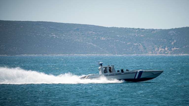 Βύθιση αλιευτικού στην Πάρο - Σώοι οι 10 επιβαίνοντες