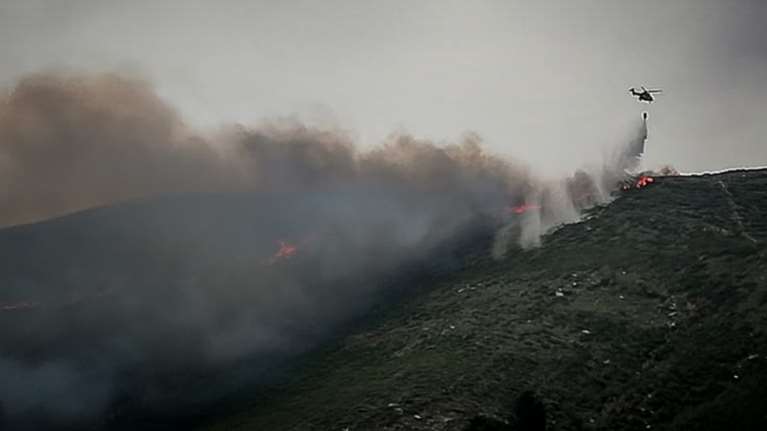 Τρίκαλα: Φωτιά σε πλαγιά στα Στουρναρέικα - Επιχειρεί ελικόπτερο