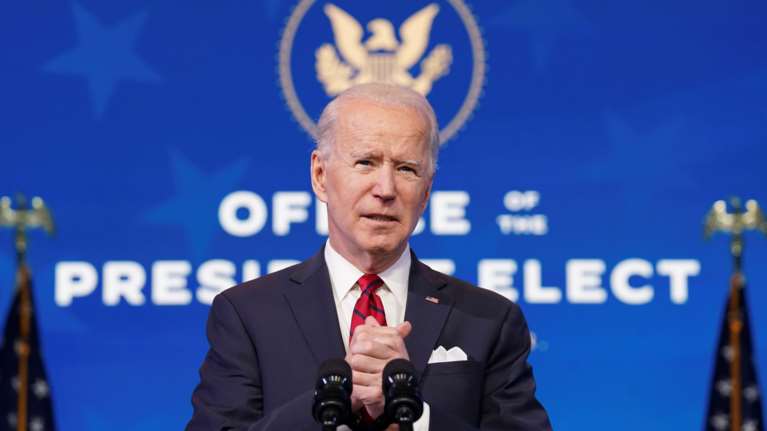 Ο Μπάιντεν πιάνει δουλειά: Τα 17 πρώτα διατάγματα για την αποκαθήλωση της πολιτικής Τραμπ