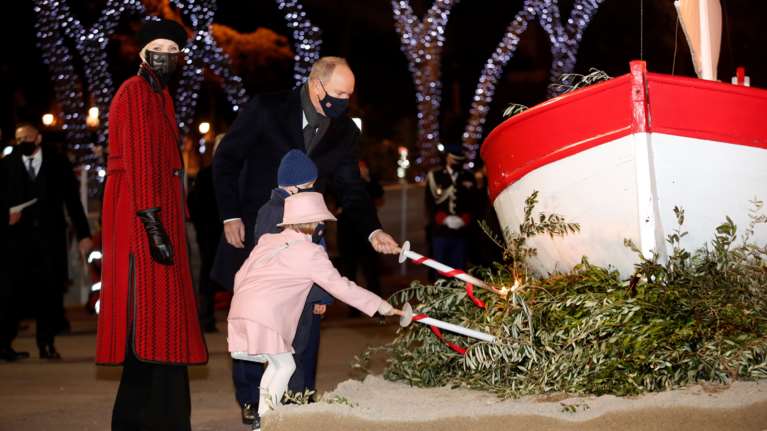 Πριγκίπισσα Σαρλίν: Η νέα εμφάνιση με απίθανο κόκκινο παλτό και η fashionista κόρη της