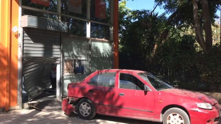 Κινηματογραφική διάρρηξη στα Πατήσια: Μπούκαραν σε εταιρεία μεταφορών με αυτοκίνητο και άρπαξαν το χρηματοκιβώτιο [βίντεο]
