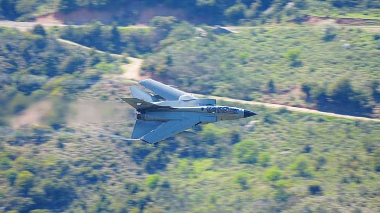 Χαμός από ξένους φωτογράφους για τα αεροσκάφη που &quot;χορεύουν&quot; στα ελληνικά φαράγγια [εικόνες]