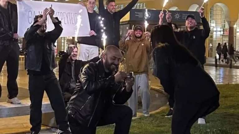 Θεσσαλονίκη: Πρόταση γάμου με πυρσούς στη μέση της Αριστοτέλους [βίντεο]