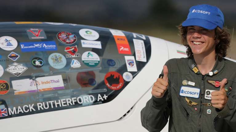 Η απίστευτη περιπέτεια του 17χρονου Μακ: Έγινε ο νεότερος πιλότος που έκανε μόνος του τον γύρο του κόσμου