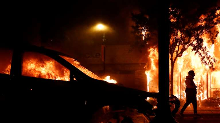 Τζορτζ Φλόιντ: Χάος και καταστροφές από άγριες συμπλοκές στις διαδηλώσεις - Δύο νεκροί σε Ντιτρόιτ και Όκλαντ