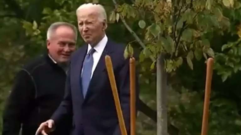 Σε σύγχυση ο Μπάιντεν; Έχασε τον προσανατολισμό του στον κήπο του Λευκού Οίκου – "Πού πάμε";