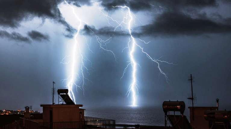 Κακοκαιρία EVA: Επικίνδυνα φαινόμενα το Σάββατο - Πότε θα χτυπήσουν την Αττική, τι πρέπει να προσέξουν οι πολίτες