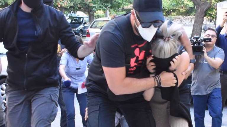 Επίθεση με βιτριόλι: Οι πρώτες εικόνες της 35χρονης  στον Εισαγγελέα