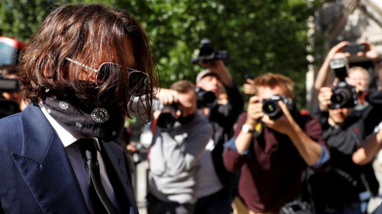 Στα δικαστήρια με μάσκα - φουλάρι ο Τζόνι Ντεπ - Αγωγή κατά της Sun που υποστήριζε ότι κακοποιούσε την Άμπερ Χερντ [Εικόνες]