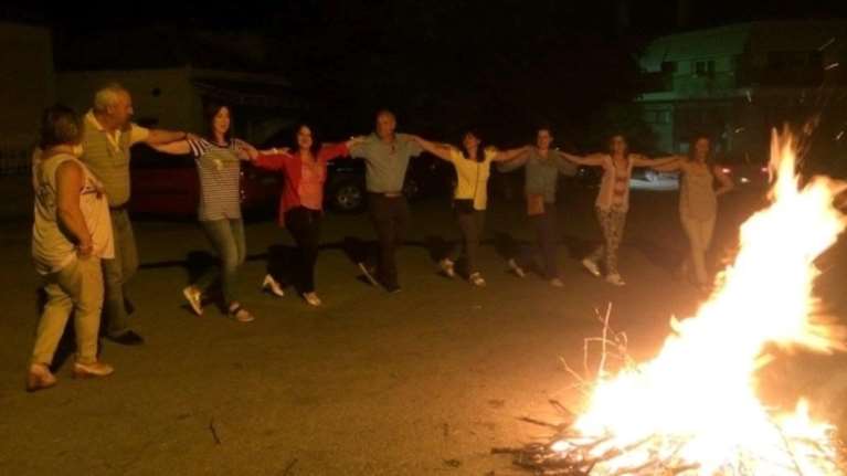 Σήμερα το έθιμο του "Αη Γιάννη Φουργκαλά" με τις φωτιές, για ευημερία και καλή υγεία [εικόνες]