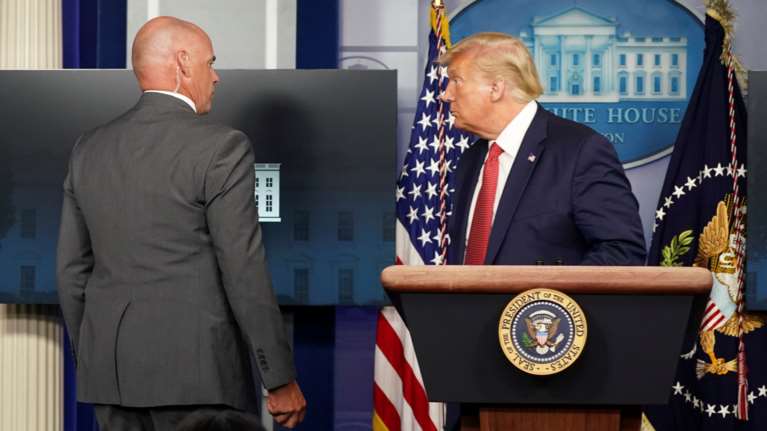 ΗΠΑ: Διακόπησε η συνέντευξη τύπου του Τραμπ - Πυροβολήθηκε ύποπτος έξω από τον Λευκό Οίκο