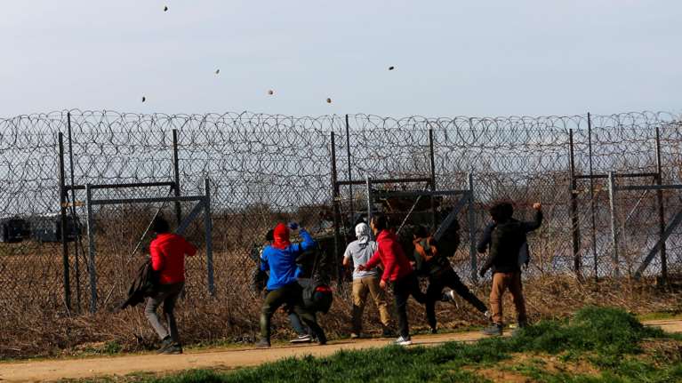 Bloomberg: Μετανάστες από το Αφγανιστάν και το Πακιστάν αυτοί που θέλουν να περάσουν στην Ελλάδα