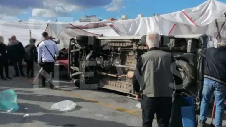 Ηράκλειο: Ο αέρας παρέσυρε και αναποδογύρισε φορτηγό σε λαϊκή [εικόνες]