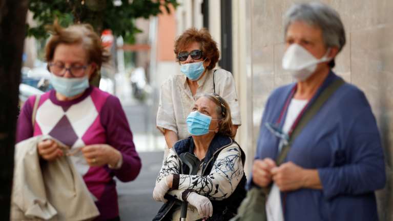 Ιταλία: Ανησυχία από την αύξηση θανάτων και κρουσμάτων λίγο πριν ανοίξουν πολλά καταστήματα