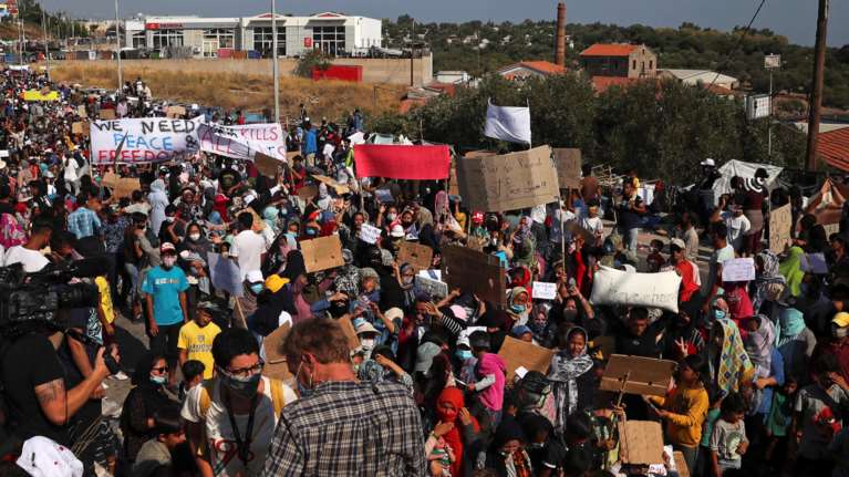 Λέσβος: Πετροπόλεμος και χημικά στους δρόμους με ΜΑΤ και μετανάστες [εικόνες]