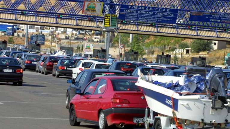 Εξοδος της Καθαράς Δευτέρας: Το αδιαχώρητο στο λιμάνι του Πειραιά - Καθυστερήσεις στην Αττική Οδό - Εφυγαν πάνω από 60.000 ΙΧ