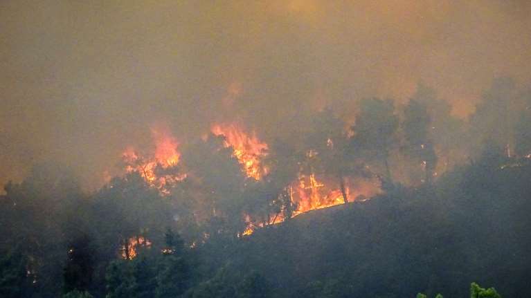 Στις φλόγες η Ρόδος για 7η μέρα: Εκκενώνεται και η Κάλαθος - Τρία ενεργά μέτωπα, αναζωπυρώσεις και άνεμοι έως 8 μποφόρ