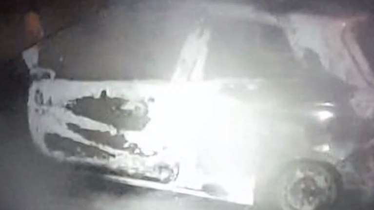 Σοκ στη Μάνδρα: Άγνωστοι εκτέλεσαν επιχειρηματία μέσα στο αυτοκίνητό του - Στη συνέχεια έκαψαν το όχημα