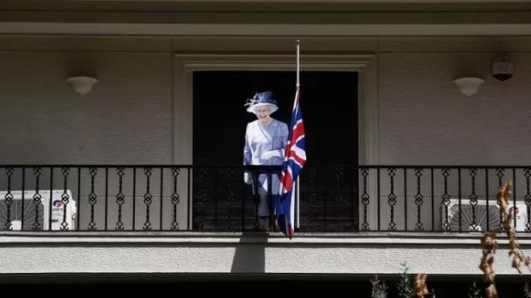 Η... βασίλισσα Ελισάβετ στην Αθήνα: Ομοίωμά της με τη βρετανική σημαία σε μπαλκόνι πολυκατοικίας [εικόνες]