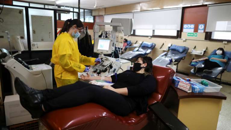 Ελπίδες από τη χορήγηση πλάσματος σε ασθενείς με κορονοϊό - Όσο δεν υπάρχει φάρμακο