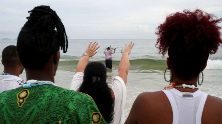 Τα παράξενα έθιμα της Πρωτοχρονιάς: Σπάσιμο πιάτων, γκι και πήδημα από καρέκλες