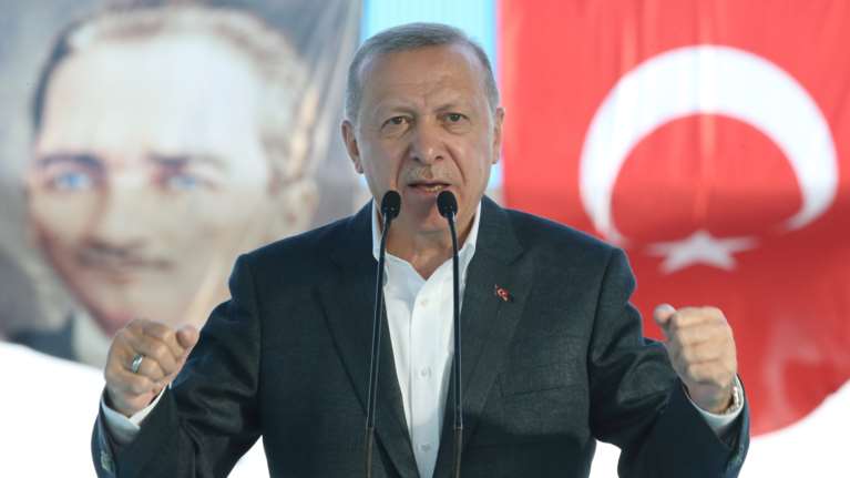 Κουνά το δάχτυλο στην Ευρώπη  ο Ερντογάν: Κρατήστε ουδετερότητα, να μη μπλέκεται η Γαλλία  στα πόδια μας