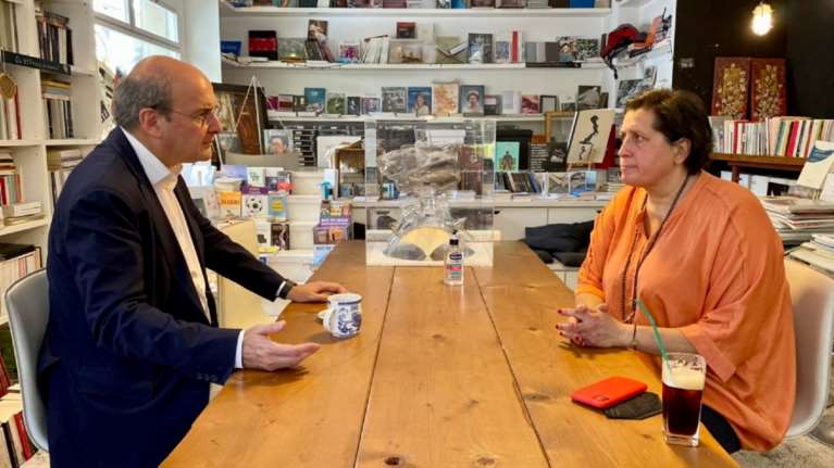 Ο Κωστής Χατζηδάκης επίσκεθηκε την Αρετή Γεωργιλή- Την γυναίκα που ξυλοκοπήθηκε από νταή οδηγό φορτηγού