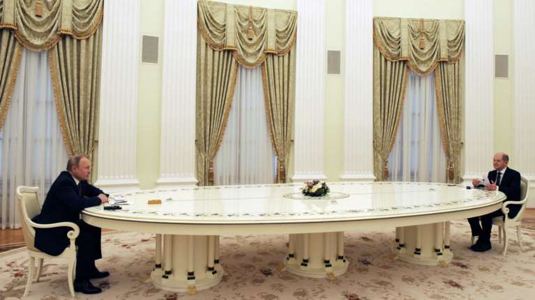 Ο Σολτς έπαθε... Μακρόν: Στο γνωστό λευκό τραπέζι των έξι μέτρων τον υποδέχθηκε ο Πούτιν