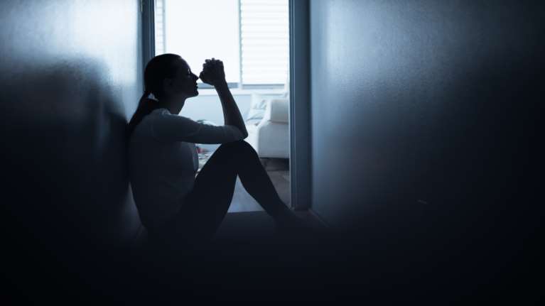 Χαλκιδική: Κατάδικος από αγροτικές φυλακές βίασε 22χρονη σε παραλία