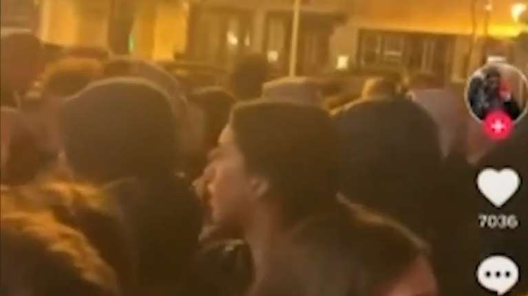Θεσσαλονίκη: Αγριο ξύλο μεταξύ κοριτσιών στην πλατεία Αριστοτέλους – Πλήθος κόσμου παρακολουθούσε [βίντεο]