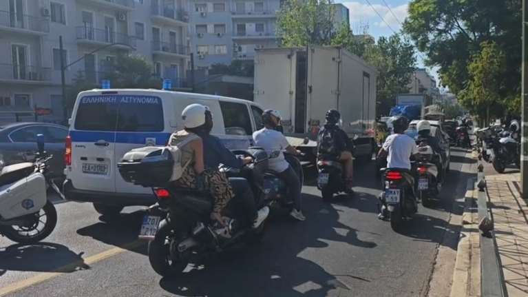 Καραμπόλα με οκτώ οχήματα στη Λεωφόρο Αλεξάνδρας - Μεγάλο μποτιλιάρισμα στο ρεύμα προς Πατησίων [βίντεο]