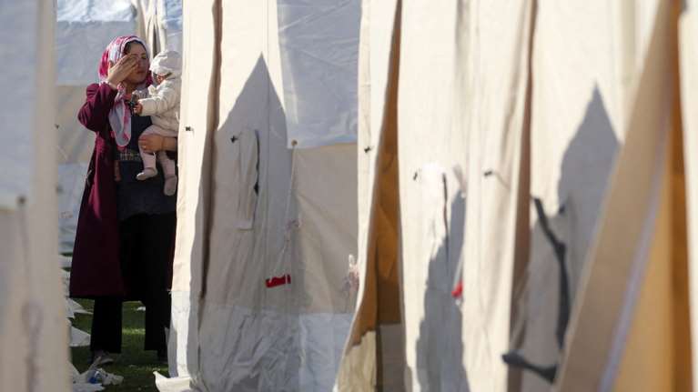 Αχτίδα αισιοδοξίας στην Τουρκία: Βρέφος 2 μηνών βγήκε ζωντανό από τα συντρίμμια – Άλλα δύο παιδιά σώθηκαν [βίντεο]