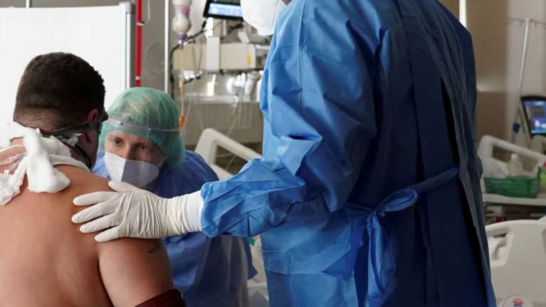 Ερχονται σήμερα οι πρώτες 2.000 δόσεις από τα μονοκλωνικά αντισώματα- Σύντομα και το χάπι της Merck