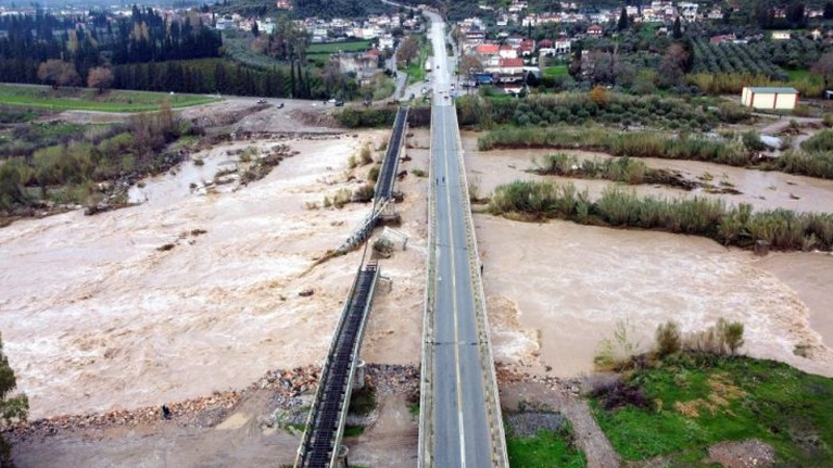 Αιτωλοακαρνανία: Κατέρρευσε η γέφυρα του Εύηνου - Μεγάλες καταστροφές στο οδικό δίκτυο [εικόνες]