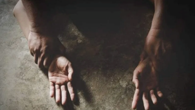 Φρίκη στην Κάλυμνο: 13χρονη κατήγγειλε ότι τη βίασε ο σύντροφος της μητέρας της – Προφυλακίστηκε ο 38χρονος