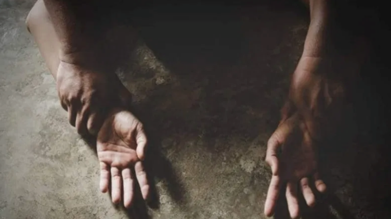 Απίστευτη υπόθεση στις ΗΠΑ: Κάνει έρανο για να αποζημιώσει την οικογένεια του βιαστή της που σκότωσε