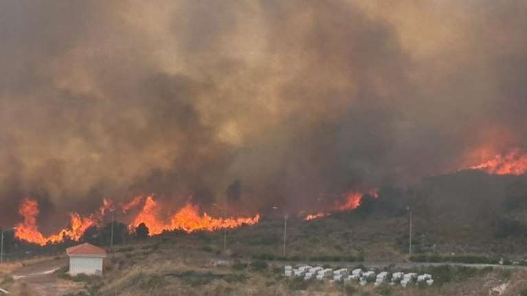 Live όλες οι εξελίξεις: Εκτός ελέγχου η φωτιά στην Κω, 112 για εκκένωση - Μάχη με τις φλόγες στη Χίο