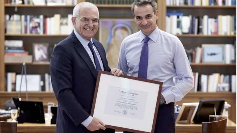 Ο Διαματάρης πήγε στον Μητσοτάκη με αντίγραφο του πτυχίου του σε... κορνίζα - Τρία χρόνια μετά τον σάλο