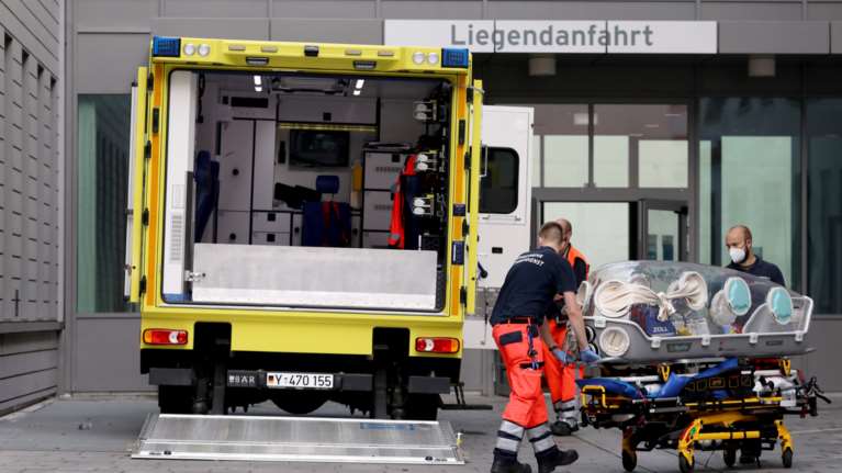 Ναβάλνι: Σε σοβαρή κατάσταση - Μεταφέρθηκε σε νοσοκομείο του Βερολίνου [Εικόνες]