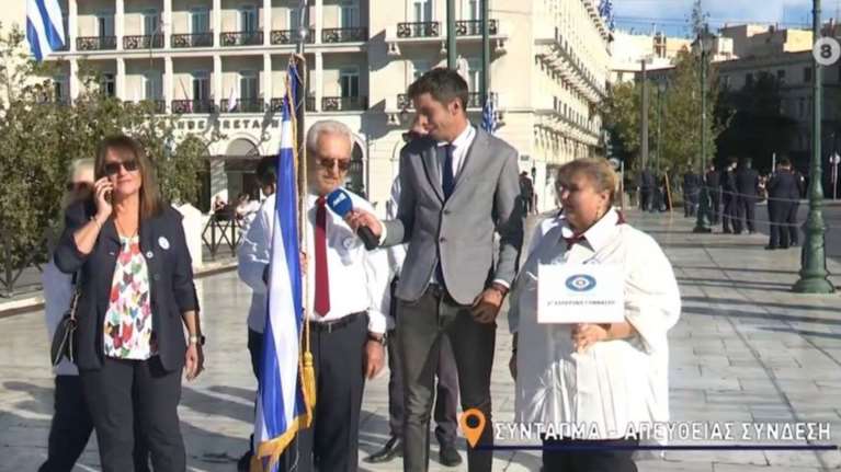 Μαθητική παρέλαση: 80χρονος μαθητής έγινε σημαιοφόρος για την 28η Οκτωβρίου [βίντεο]