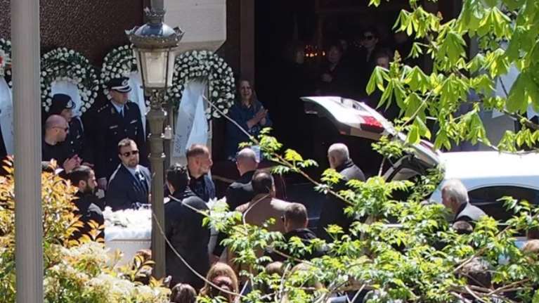 Θρήνος στα Γρεβενά: Το τελευταίο αντίο στον 31χρονο αστυνομικό που καταπλακώθηκε από μπάζα στο Πασαλιμάνι [εικόνες - βίντεο]