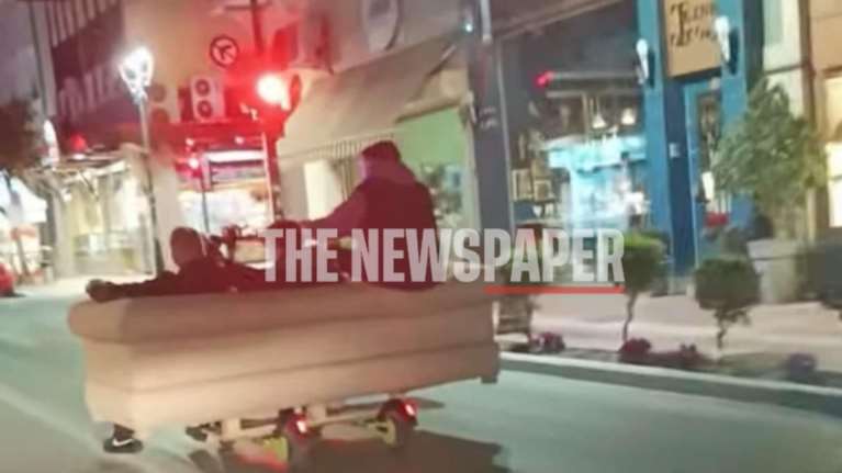 Απίστευτες εικόνες στον Βόλο: Νεαροί έβαλαν καναπέ πάνω σε πατίνια και έκαναν βόλτα στους δρόμους αγνοώντας τα φανάρια