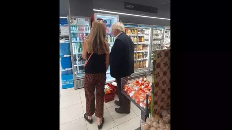 O Μπόρις Τζόνσον για ψώνια σε σούπερ μάρκετ στη Νέα Μάκρη