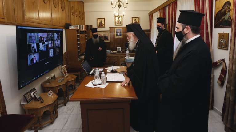 Ιερά Σύνοδος: &quot;Τέλος οι μητροπολίτες στα κανάλια - Μόνο ο εκπρόσωπος τύπου θα μιλά στα ΜΜΕ&quot;