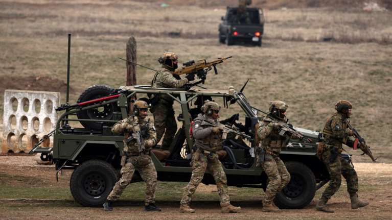 Το σχέδιο Μακρόν - Στάρμερ για την επόμενη μέρα στην Ουκρανία: 30.000 Ευρωπαίοι στρατιώτες και αεροπορική &quot;ομπρέλα&quot;