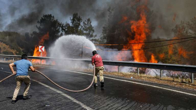 Πύρινη κόλαση στην Τουρκία:  Στους 8 οι νεκροί - Οι φλόγες βρίσκονται κοντά στα παραλιακά θέρετρα
