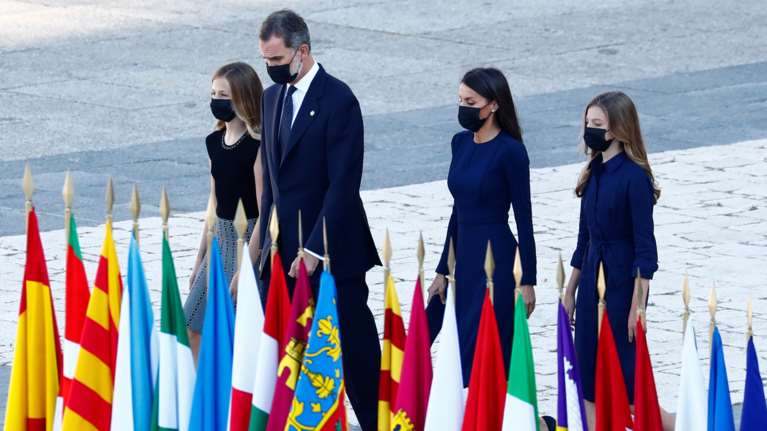 Η Λετίσια και η επόμενη βασίλισσα κόρη της ντύθηκαν ασορτί: Εμφάνιση με μπλε φορέματα και ολόιδιο στιλ [Εικόνες]