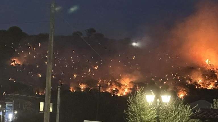 Πυρκαγιά στη Ζάκυνθο: Βελτιωμένη η εικόνα της φωτιάς - Σε επιφυλακή όλη νύχτα οι δυνάμεις πυρόσβεσης και Λιμενικό